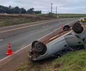Três crianças e dois adultos ficam feridos após carro capotar na PR-467, em Marechal Rondon