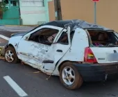 Carro colide contra poste em fuga da PM no interior de Toledo