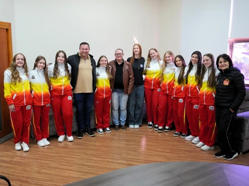 Atletas do handebol de Mercedes são homenageadas por convocações e bolsas esportivas
