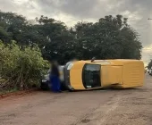 Fiorino de empresa perde o controle e capota em Marechal Rondon