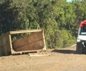 Caçamba se desprende de caminhão e tomba em curva entre Marechal e Porto Mendes