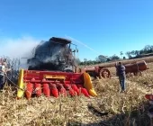 Colheitadeira pega fogo no interior de Mercedes