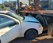 Motorista fica em estado grave após carro bater na lateral de caminhão em Toledo