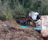 Caminhão sai da pista e tomba em barranco na PR-317 em Toledo