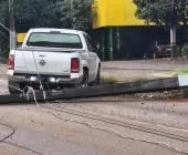 Caminhonete derruba poste após colisão na marginal da BR-163 em Marechal Rondon