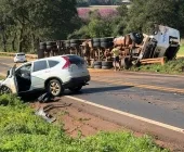 Carreta carregada com milho tomba e atinge SUV entre Marechal e Iguiporã