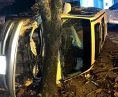 Veículo tomba e colide contra árvore em Salto del Guairá