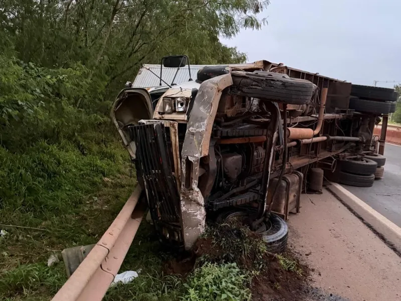 Pneu estoura e caminhão baú tomba na BR-163 em Marechal Rondon