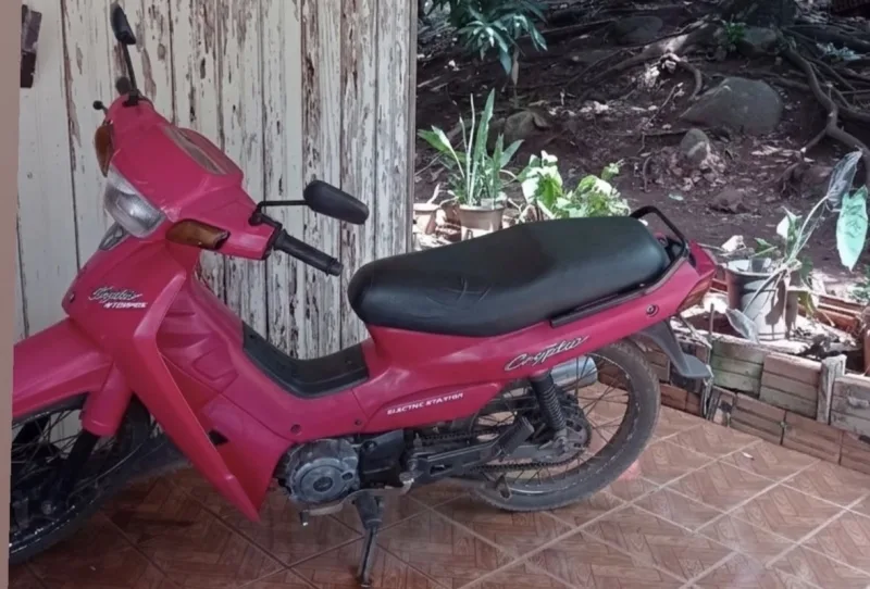 Moto é furtada em plena luz do dia no interior de Mercedes