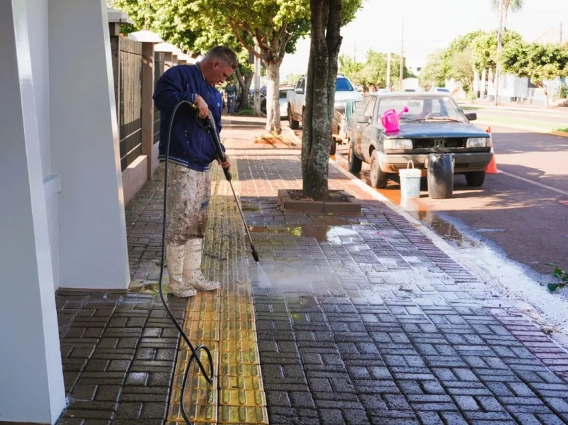 Lavagem dos pavers marca o início da pintura de calçadas em Mercedes