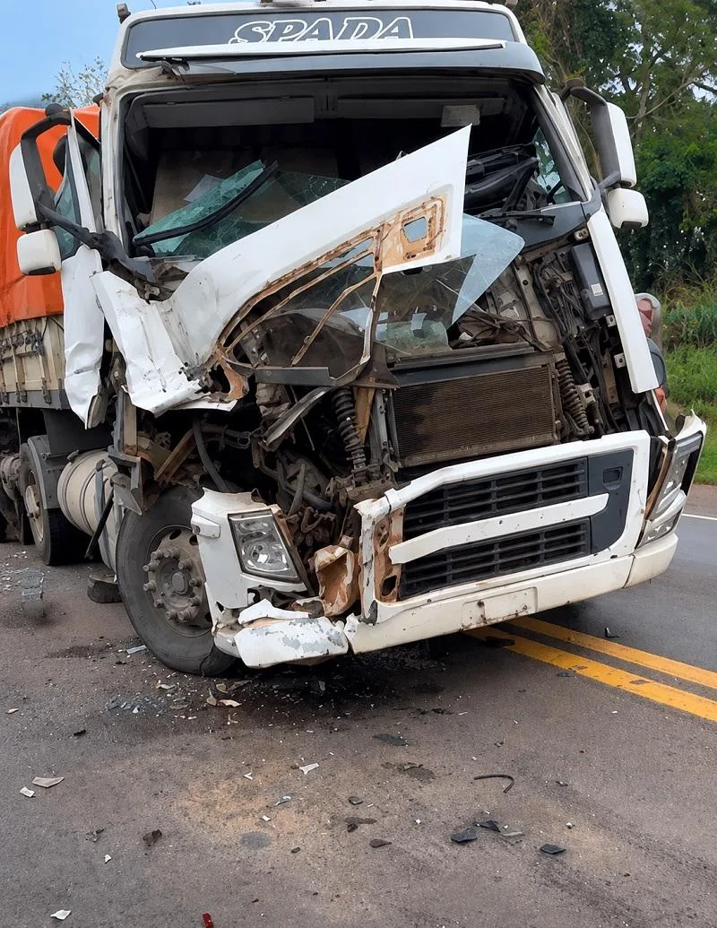 Carretas se envolvem em forte colisão na BR-163 entre Marechal Rondon e Mercedes