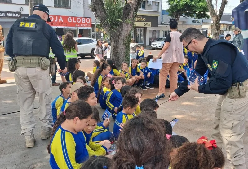 Projeto Educar PRF leva cerca de 260 crianças para blitz educativa no trânsito em Guaíra