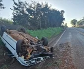 Gol capota na PR-467, em Marechal Rondon, e motorista não é localizado