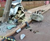 Motorista fica gravemente ferido após carro bater em poste em Toledo