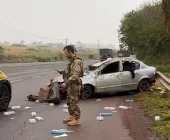Carro com cigarros capota em fuga da PRF na BR-163 em Toledo