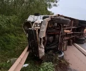 Pneu estoura e caminhão baú tomba na BR-163 em Marechal Rondon