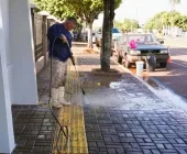 Lavagem dos pavers marca o início da pintura de calçadas em Mercedes