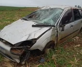 Carro fica destruído em capotamento no interior de Pato Bragado