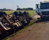 Carreta tomba na BR-163 entre Guaíra e Mercedes