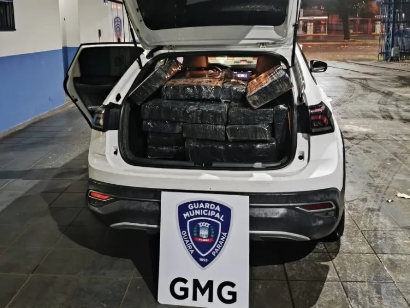 Carro carregado com quase 400 kg de drogas bate em poste durante fuga em Guaíra