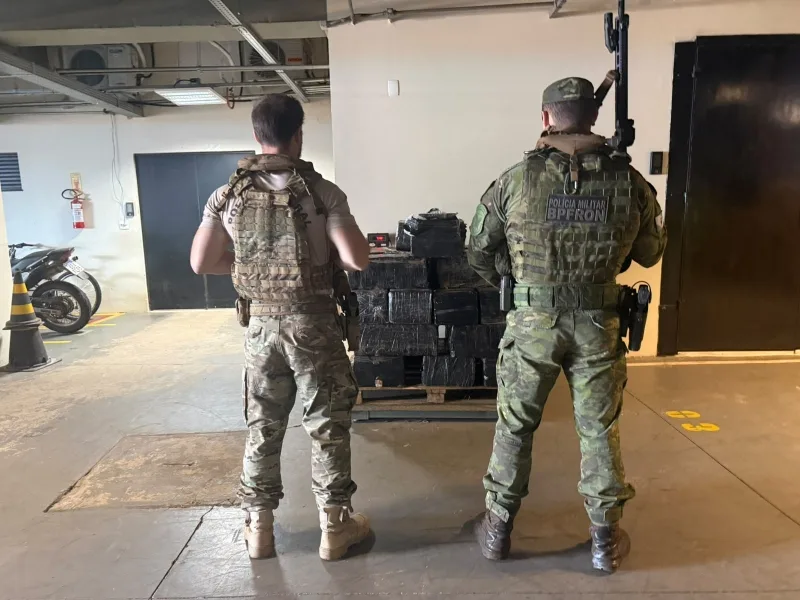 Mais de 700 quilos de maconha são apreendidos após fuga de motociclistas em Guaíra