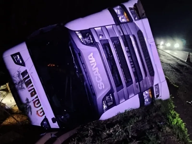 Carreta tomba na BR-163 em Mercedes
