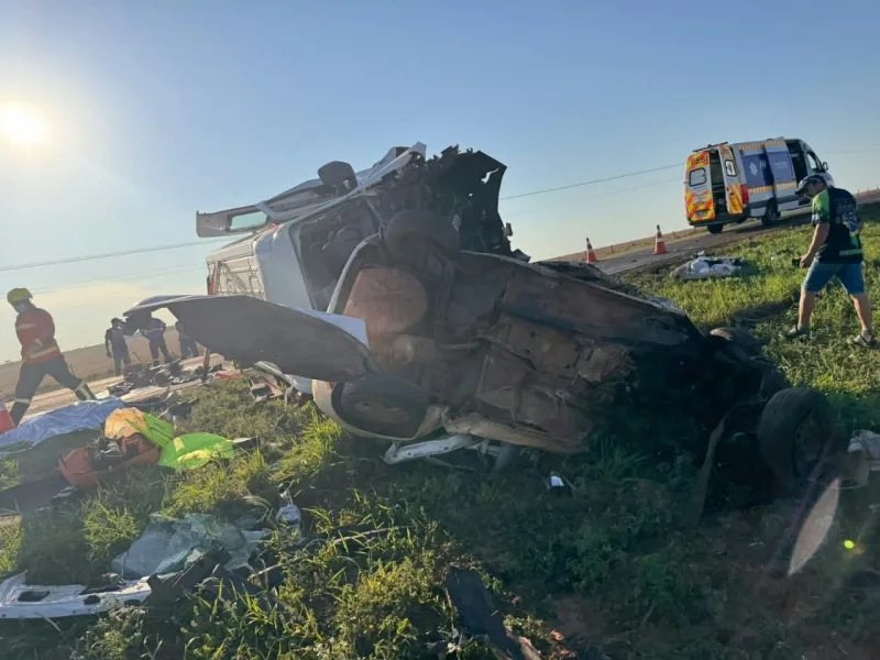 Acidente entre van da Saúde e carro deixa quatro mortos e sete feridos na BR-163 no MS