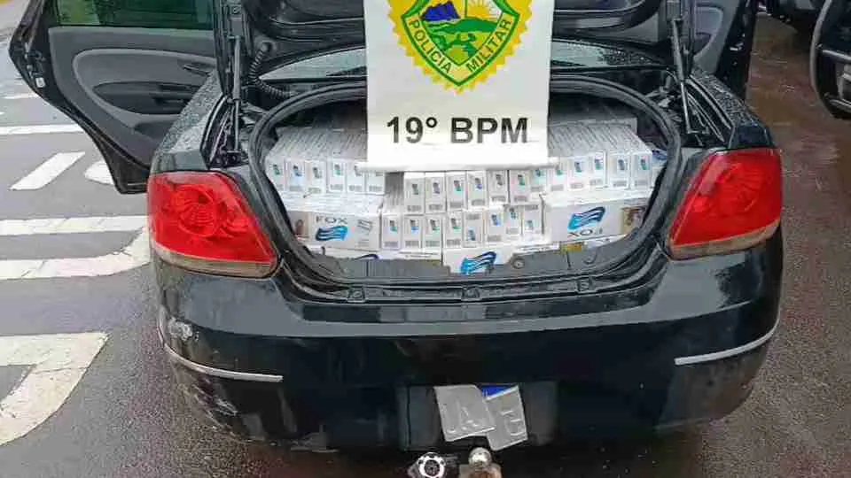 Motorista foge da PM, bate em carro e é preso com cigarros contrabandeados na BR-163