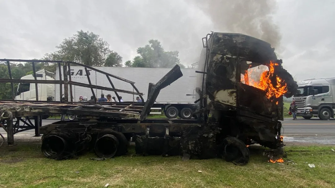 Carga de algodão pega fogo e caminhão queima na BR-376