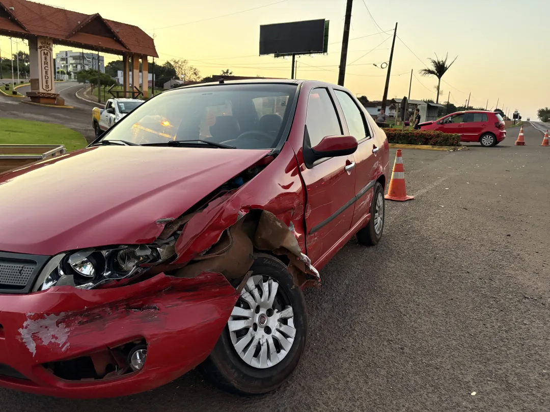 Acidente no portal de Mercedes envolve dois veículos