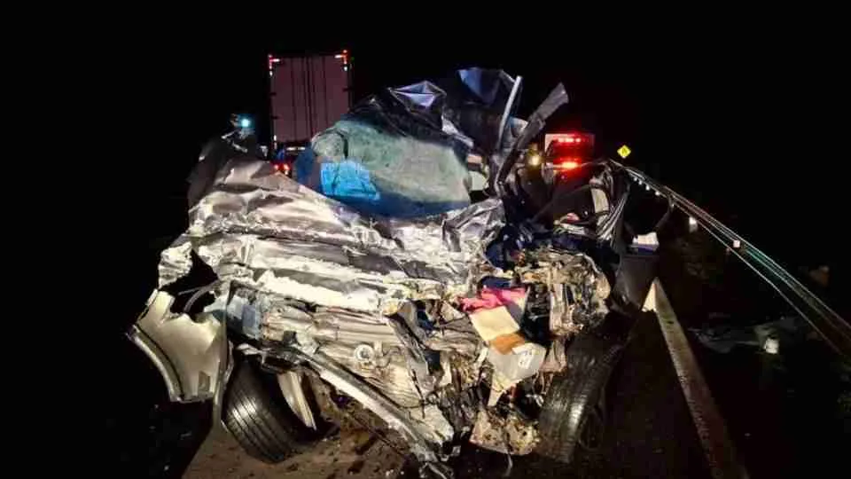 Colisão frontal entre carro e caminhão deixa três mortos na BR-277