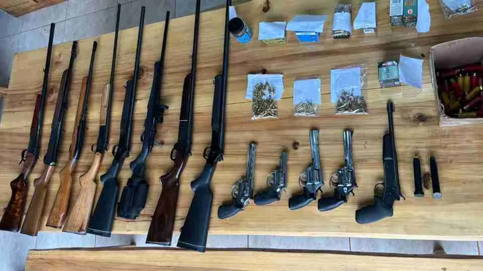 Arsenal com 13 armas e quase mil munições é apreendido em operação no Oeste do Paraná