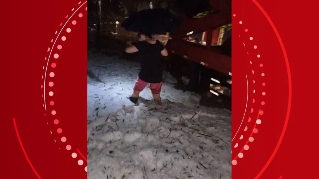 Mulher 'afunda' em granizo acumulado na calçada após temporal em Apucarana