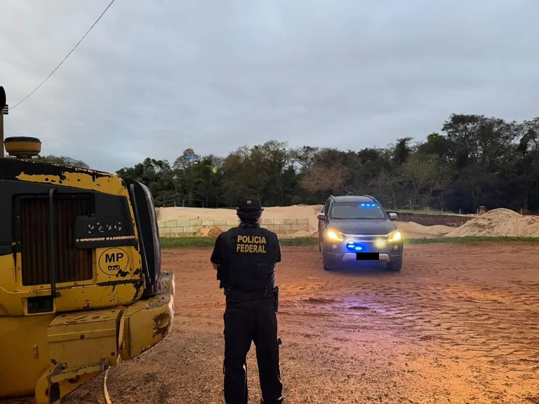PF cumpre 16 mandados em operação contra extração ilegal de areia na região de Guaíra