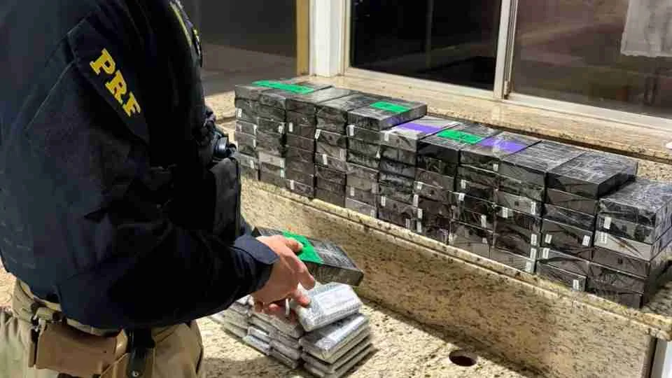 PRF apreende 143 celulares escondidos em veículo na BR-277, em Medianeira