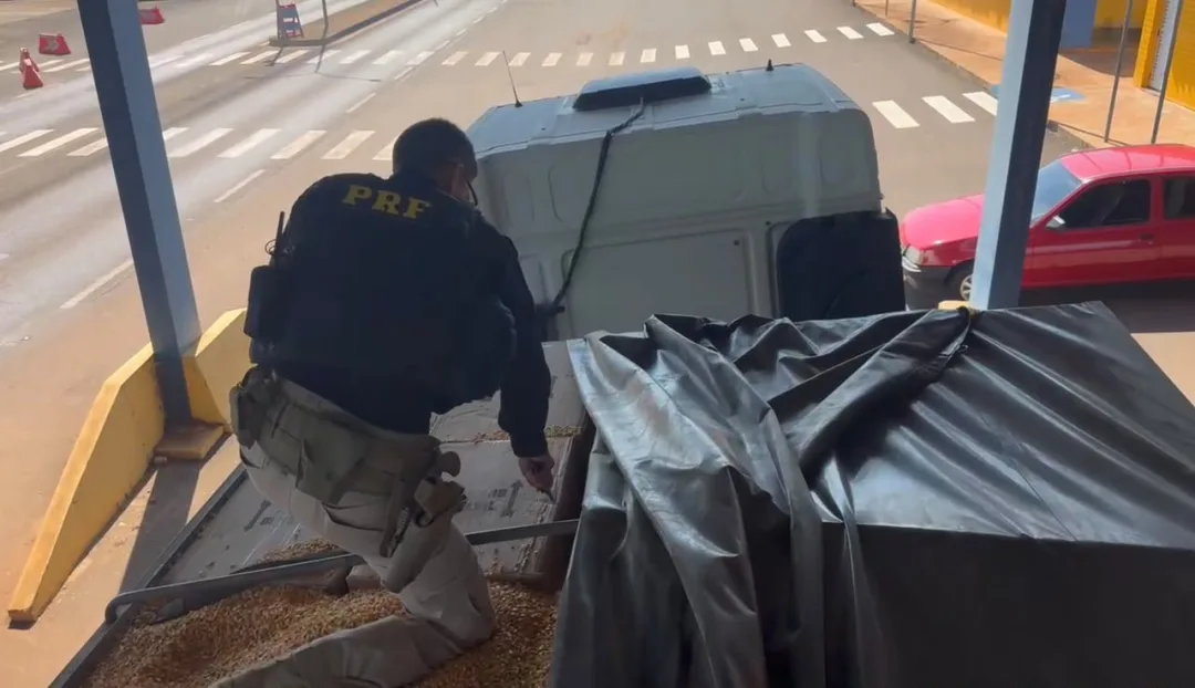 Casal é preso com carreta carregada de cigarros e 53 kg de maconha na BR-163 entre Mercedes e Marechal Rondon