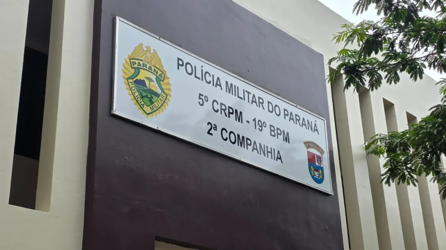 Mulher grita por socorro de dentro de carro e pede ajuda em frente à sede da PM em Marechal Cândido Rondon
