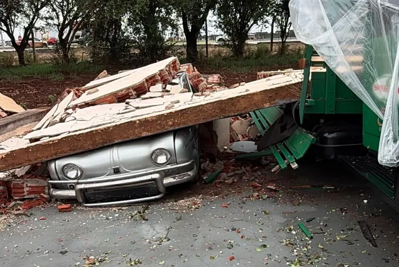 Temporal derruba barracão e danifica carros clássicos próximo ao aeroporto de Toledo