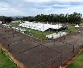 Montagem da estrutura para a festa de Mercedes avança no Clube Grêmio