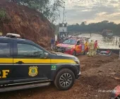 Veículo cai no Rio Piquiri e travessia de balsa é interditada na BR-272