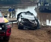 Carro que caiu no Rio Piquiri é retirado e morte é confirmada, em Terra Roxa