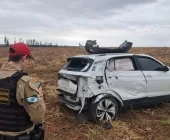 Carro sai da pista, bate em poste e capota na PR-364 em Terra Roxa