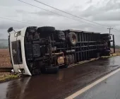 Caminhão tomba com fortes ventos na BR-163 entre Toledo e Marechal Rondon