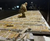 PRF e Polícia Militar apreendem mais de 1 tonelada e meia de maconha escondida em teto de caminhão em Assis