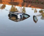 Motorista perde o controle e carro cai dentro de açude em Nova Santa Rosa
