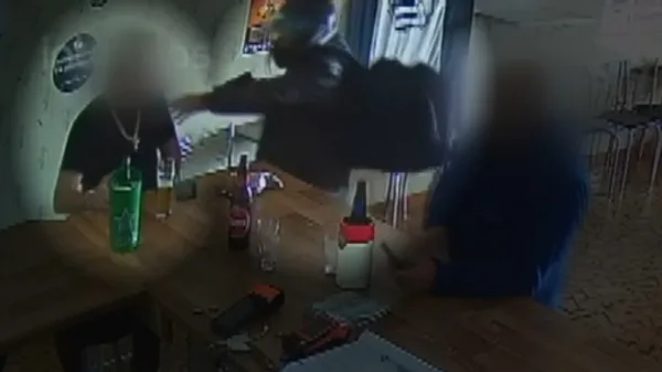 Ladrão invade bar armado, rouba empresário e leva colar e pulseira avaliados em meio milhão de reais no Paraná