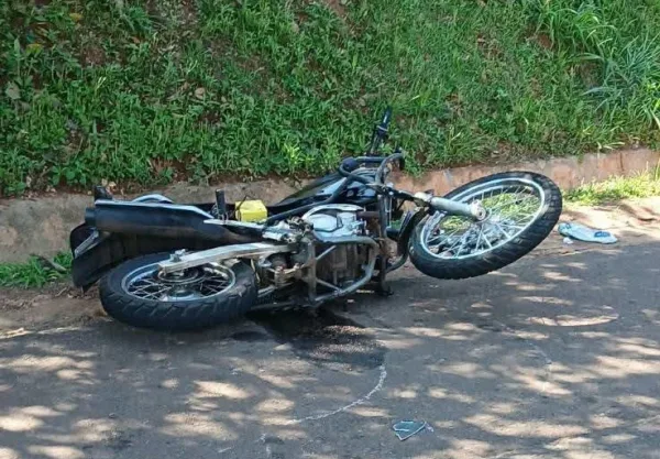 Jovem morre em acidente entre moto e caminhão na entrada de Salto del Guairá, no Paraguai