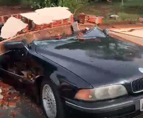 Temporal derruba barracão e danifica carros clássicos próximo ao aeroporto de Toledo
