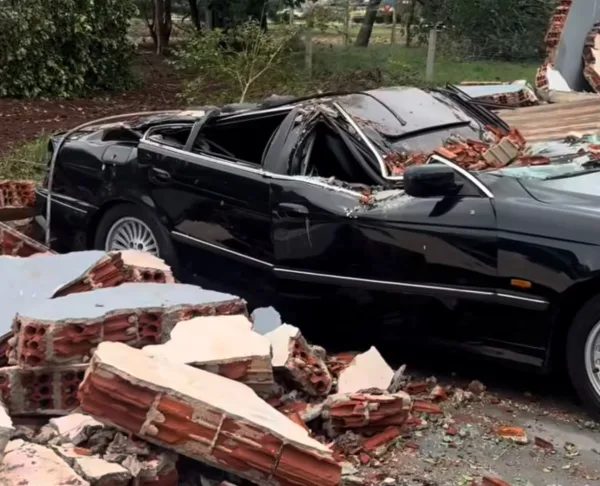 Temporal derruba barracão e danifica carros clássicos próximo ao aeroporto de Toledo