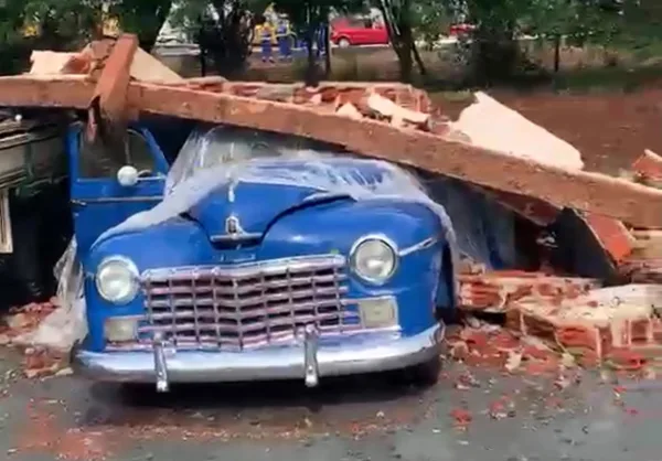 Temporal derruba barracão e danifica carros clássicos próximo ao aeroporto de Toledo
